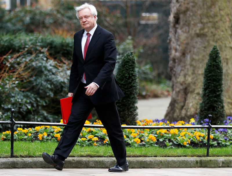 © Reuters. Secretário britânico do Brexit, David Davis, chega à residência oficial da primeira-ministra em Londres