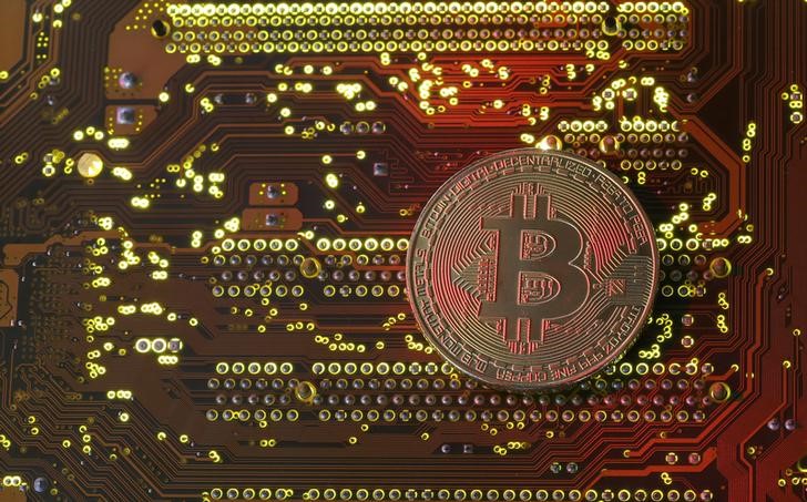 © Reuters. A copy of bitcoin standing on PC motherboard is seen in this illustration picture