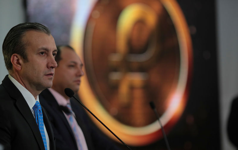 © Reuters. Venezuela's Vice President Tareck El Aissami speaks during a meeting with ministers in Caracas