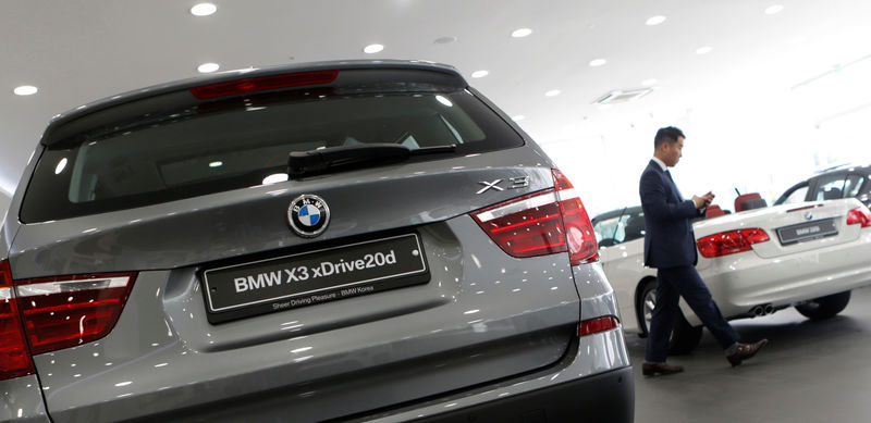 © Reuters. FILE PHOTO: BMW cars are displayed for sale at a BMW dealership in Goyang, north of Seoul