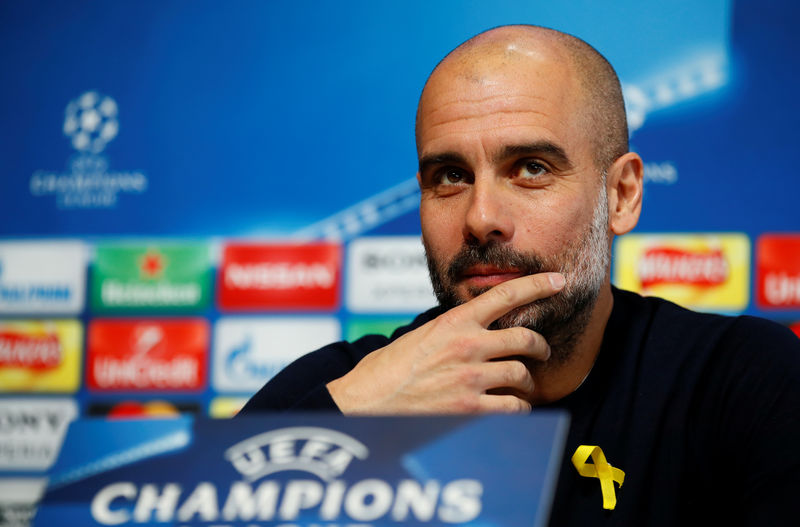 © Reuters. El Manchester City todavía está muy lejos del nivel del Barça, dice Guardiola