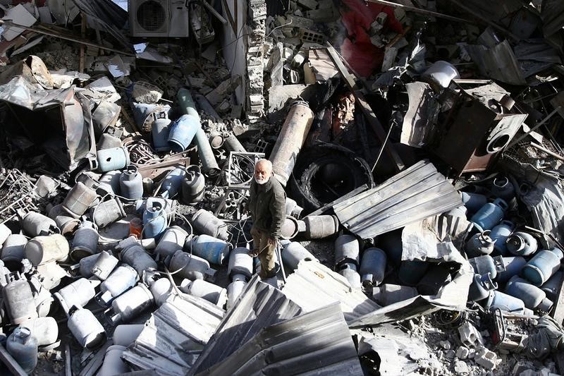 © Reuters. التلفزيون السوري: الجيش يقصف مسرابا قبل هجوم لوحدات المشاة