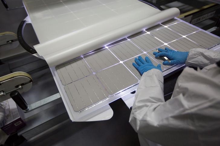 © Reuters. Un operatore controlla un pannello solare nella fabbrica statunitense SolarWorld di Hillsboro, Oregon