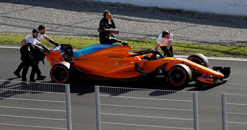 © Reuters. Renault culpa a las baterías en los problemas de Red Bull y McLaren