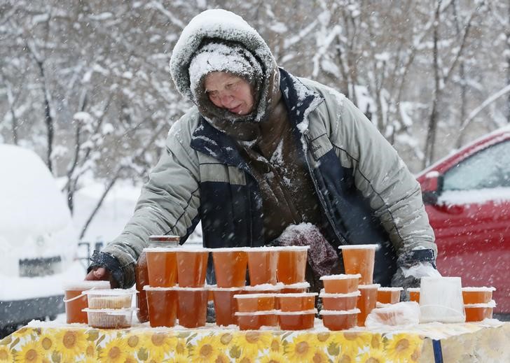 © Reuters. Женщина торгует медом в Красноярске