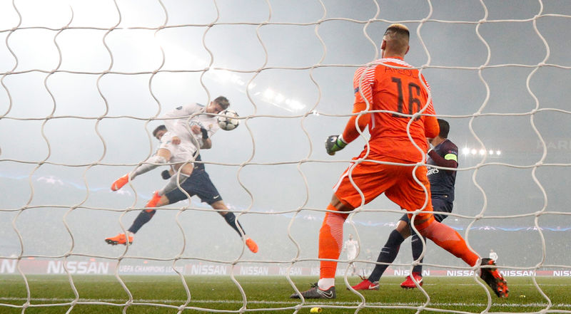 © Reuters. La multimillonaria inversión del PSG no le basta para triunfar en la Champions
