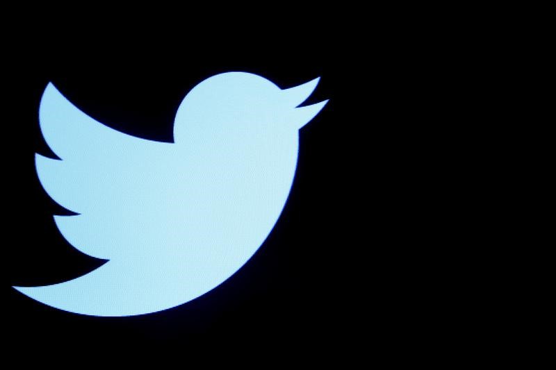 © Reuters. FILE PHOTO: File photo of the Twitter logo displayed on a screen on the floor of the NYSE