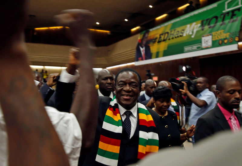 © Reuters. Zimbabwean President Emmerson Mnangagwa greets supporters of his ruling ZANU–PF party at a rally in Harare