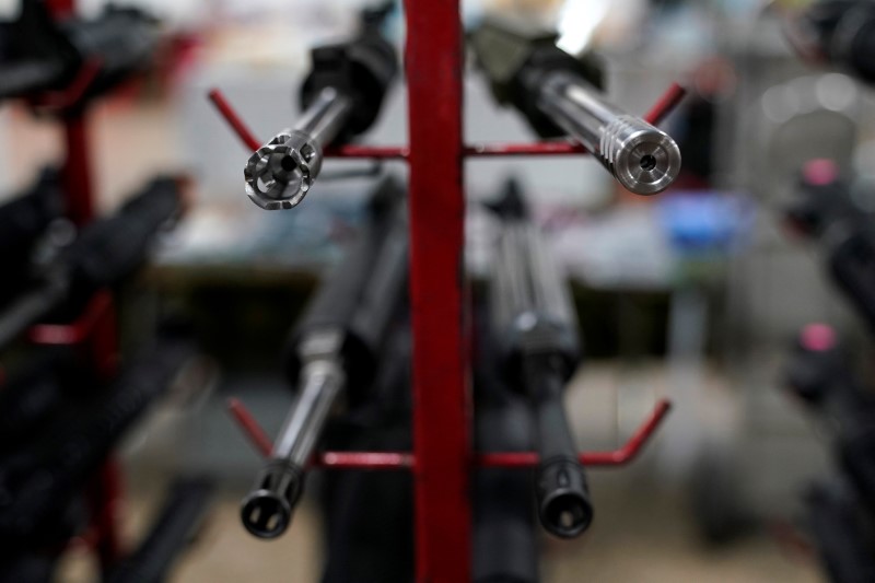 © Reuters. Guns, knives and shooting accessories are displayed at the Guntoberfest gun show in Oaks, Pennsylvania