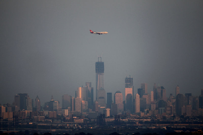 © Reuters. FILE PHOTO: A Virgin Atlantic airplane flies past the haze covered skyline of New York's Lower Manhattan in West Orange, New Jersey