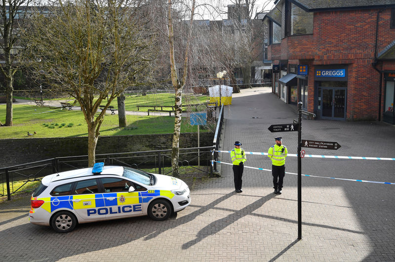 © Reuters. Polícia faz patrulha em local de incidente com Sergei Skripal e sua filha em Salisbury