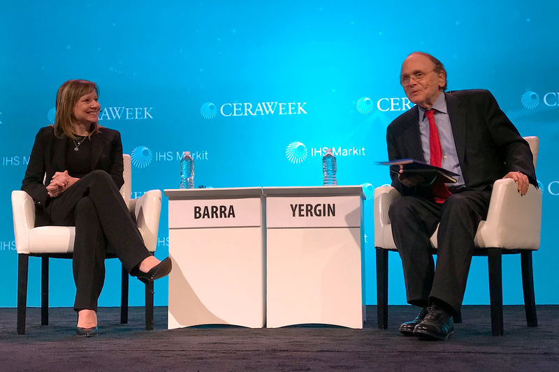 © Reuters. CEO of General Motors Barra, speaks with energy scholar Yergin, at the annual CERAWeek energy conference in Houston