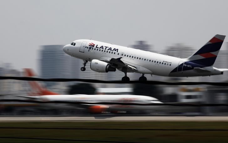 © Reuters. Avião da LATAM Airlines decola em Congonhas, São Paulo, Brasil