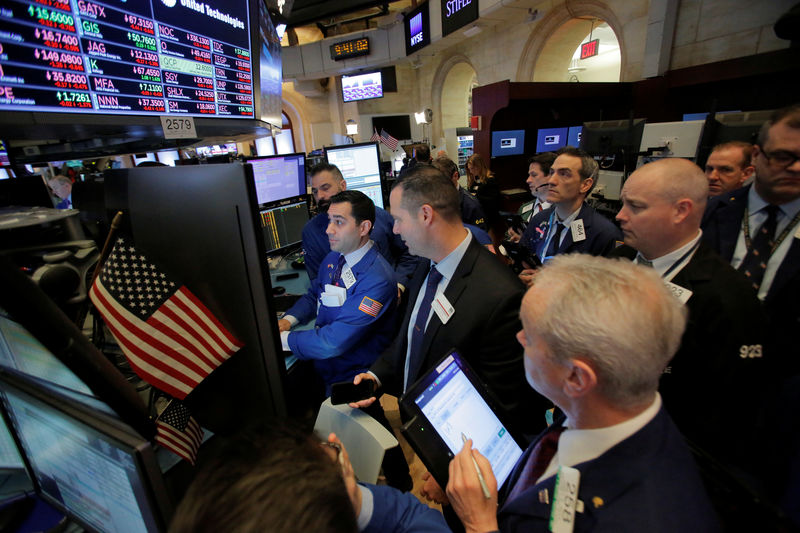 © Reuters. Traders work on the floor at the New York Stock Exchange (NYSE) in Manhattan, New York