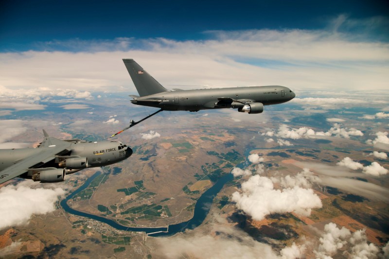 © Reuters. File Photo: Boeing's KC-46 aerial refueling tanker conducts receiver compatibility tests with a U.S. Air Force C-17 Globemaster III from Joint Base Lewis-McChord, in Seattle