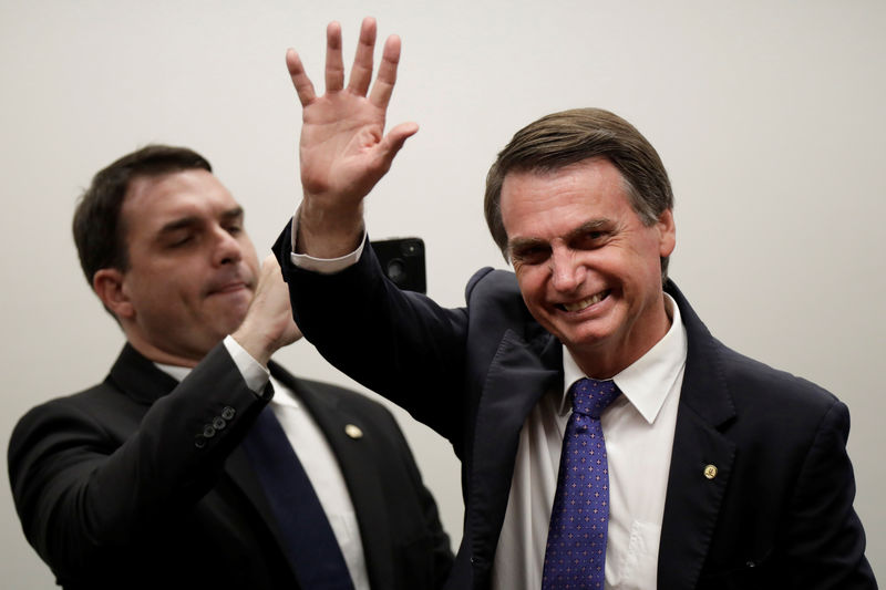 © Reuters. Pré-candidato à Presidência, Jair Bolsonaro, acena durante cerimônia de boas-vindas ao PSL