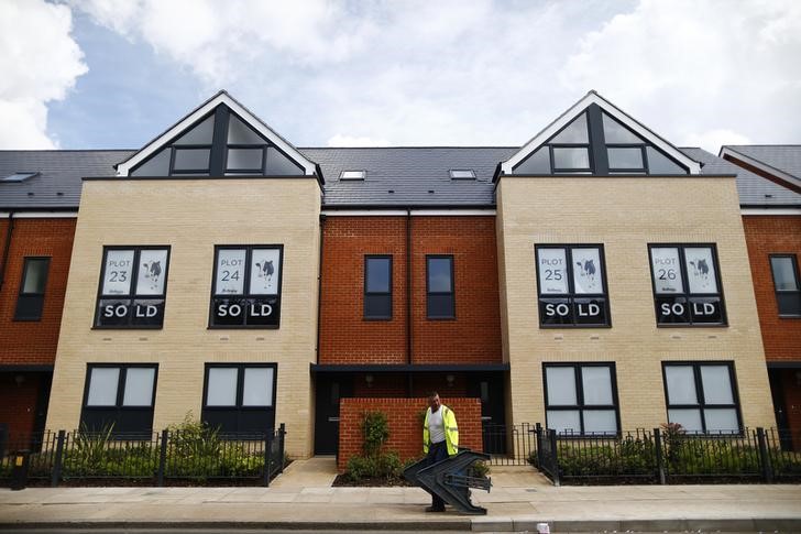 © Reuters. FILE PHOTO - Sold new build homes are seen on a development in south London
