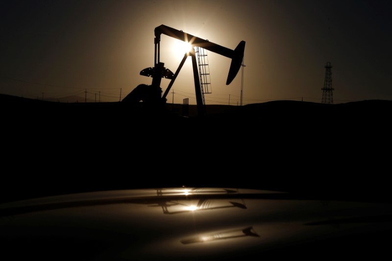 © Reuters. FILE PHOTO: A pump jack is seen at sunrise near Bakersfield