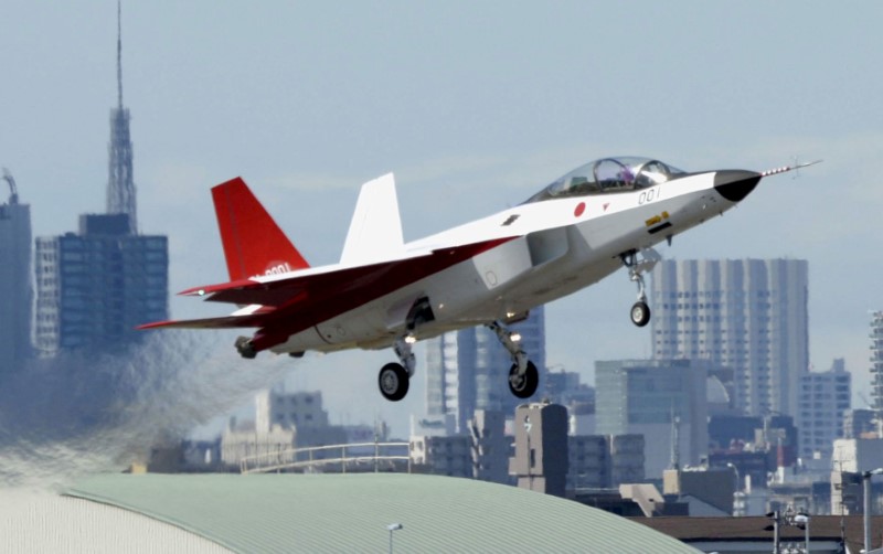 © Reuters. FILE PHOTO: Prototype of the first Japan-made stealth fighter X-2 Shinshin takes off to mark its maiden flight in Toyoyama town