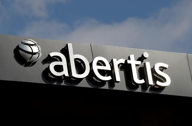 © Reuters. ACS y Atlantia negocian repartirse Abertis para evitar una guerra de opas- medios
