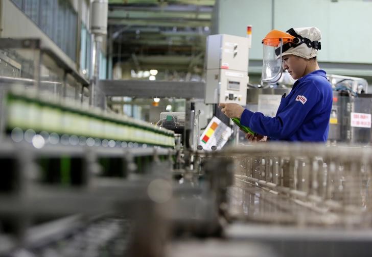 © Reuters. Employee works at Japanese brewer Kirin Holdings' factory in Toride