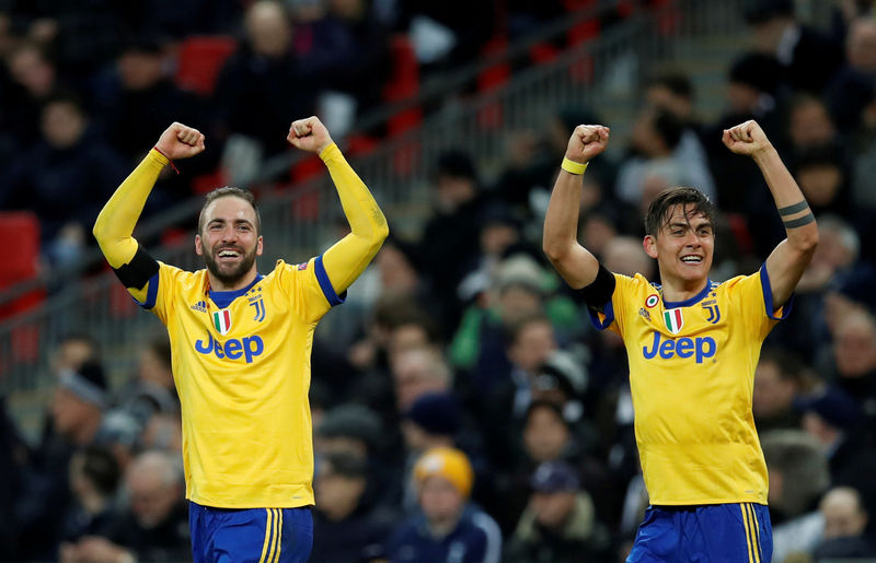 © Reuters. Higuaín y Dybala ponen a Juventus en cuartos de final Liga de Campeones