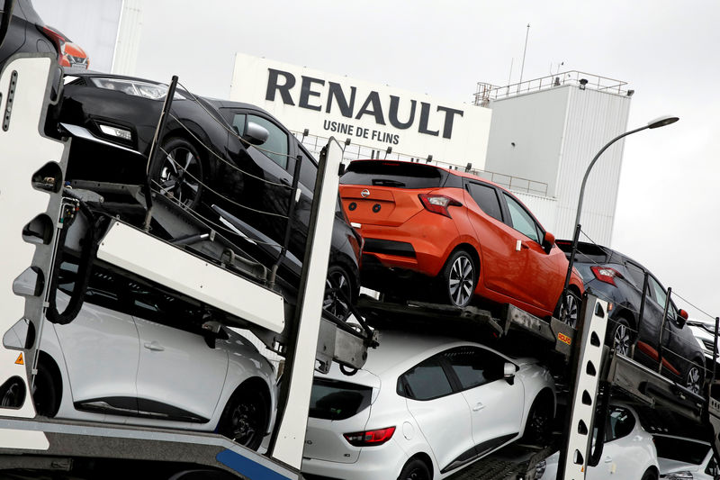 © Reuters. FILE PHOTO: New Renault and Nissan automobiles are loaded onto a transporter at the Renault SA car factory in Flins