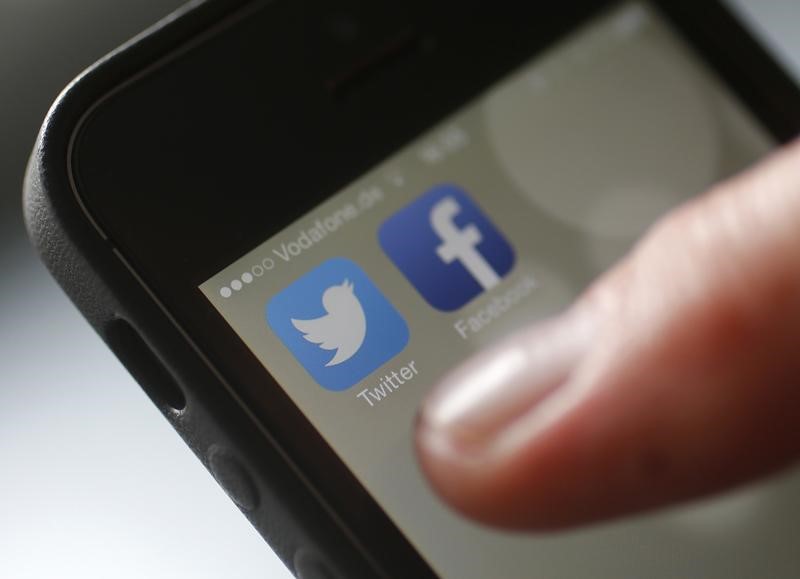 © Reuters. An illustration picture shows a man starting his Twitter App on a mobile device in Hanau near Frankfurt