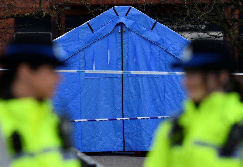 © Reuters. Policiais são vistos em frente a tenda forense em área isolada no centro de Salisbury, no Reino Unido