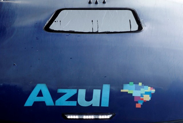 © Reuters. Logo da companhia aérea brasileira Azul é visto no aeroporto de Viracopos, em Campinas