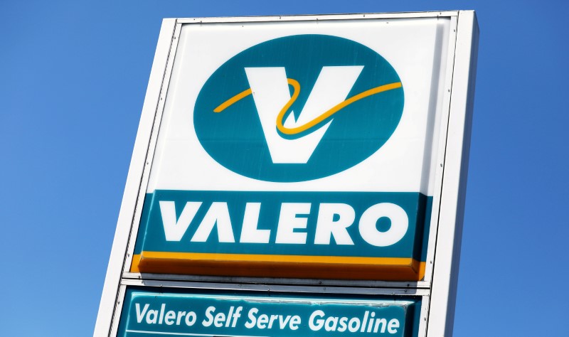© Reuters. FILE PHOTO:    Valero Gas Station in California