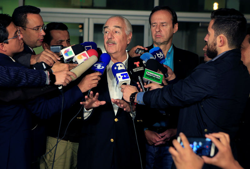 © Reuters. Ex-presidente colombiano Andrés Pastrana e ex-presidente boliviano Jorge Quiroga falam com repórteres em Bogotá, na Colômbia