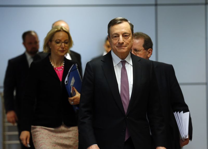 © Reuters. European Central Bank (ECB) President Mario Draghi and Vice President Vitor Constancio arrive for a news conference at the ECB headquarters in Frankfurt