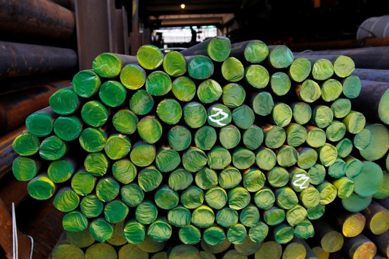 © Reuters. FILE PHOTO: Steel bars for sale are displayed at a shop in the Mullae-dong steel product district in Seoul
