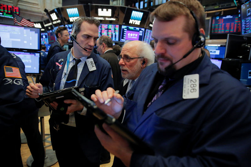 © Reuters. Traders work on the floor at the New York Stock Exchange (NYSE) in Manhattan, New York