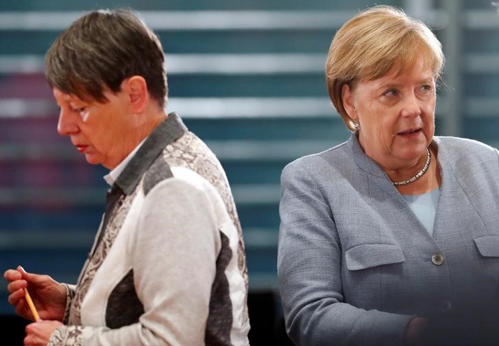 © Reuters. Acting German Chancellor Merkel meets city mayors at Chancellery in Berlin