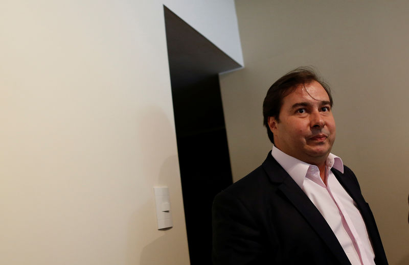 © Reuters. Presidente da Câmara, Rodrigo Maia, chega a coletiva de imprensa em Brasília