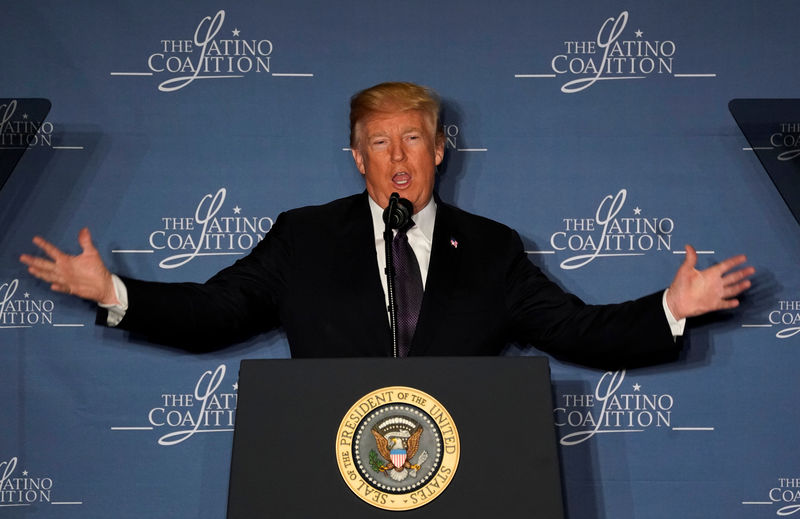 © Reuters. Trump speaks at the Latino Coalition Legislative summit in Washington