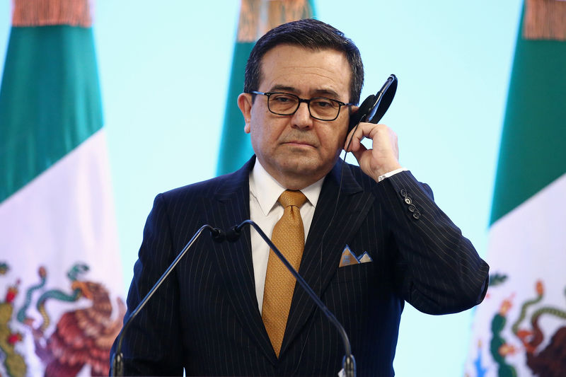 © Reuters. FILE PHOTO - Mexican Economy Minister Guajardo holds his headset during a joint news conference on the closing of the seventh round of NAFTA talks in Mexico City