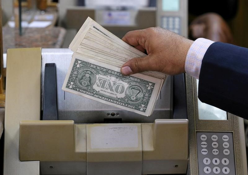 © Reuters. الحكومة المصرية تنفي تحديد سعر الدولار في الموازنة الجديدة عند 17.5 جنيه