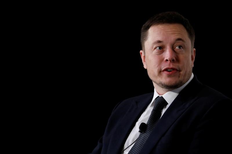 © Reuters. FILE PHOTO: Elon Musk, founder, CEO and lead designer at SpaceX and co-founder of Tesla, speaks at the International Space Station Research and Development Conference in Washington