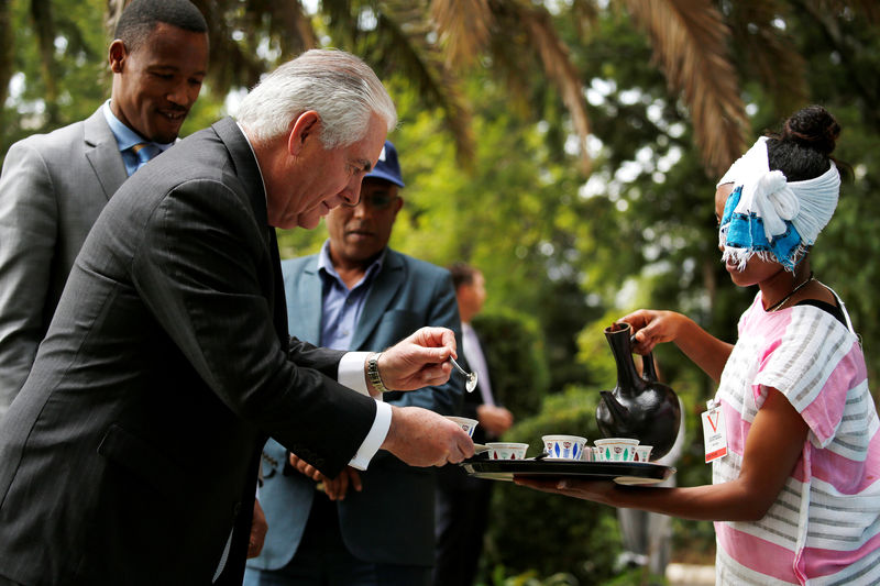 © Reuters. Tillerson é servido de café em cerimônia em Addis Ababa