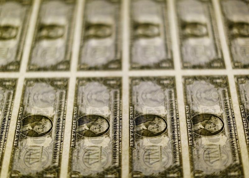 © Reuters. Notas de dólar em cima de mesa em Washington