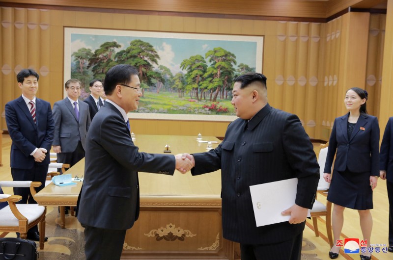 © Reuters. Kim Jong Un cumprimenta integrante de delegação sul-coreana