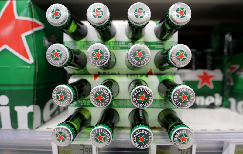© Reuters. FILE PHOTO:Packs of Heineken beer are displayed for sale in a Casino supermarket in Nice