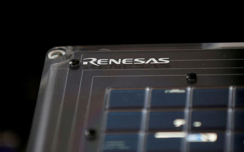 © Reuters. FILE PHOTO: Renesas Electronics Corp's logo is seen on its product at the company's conference in Tokyo