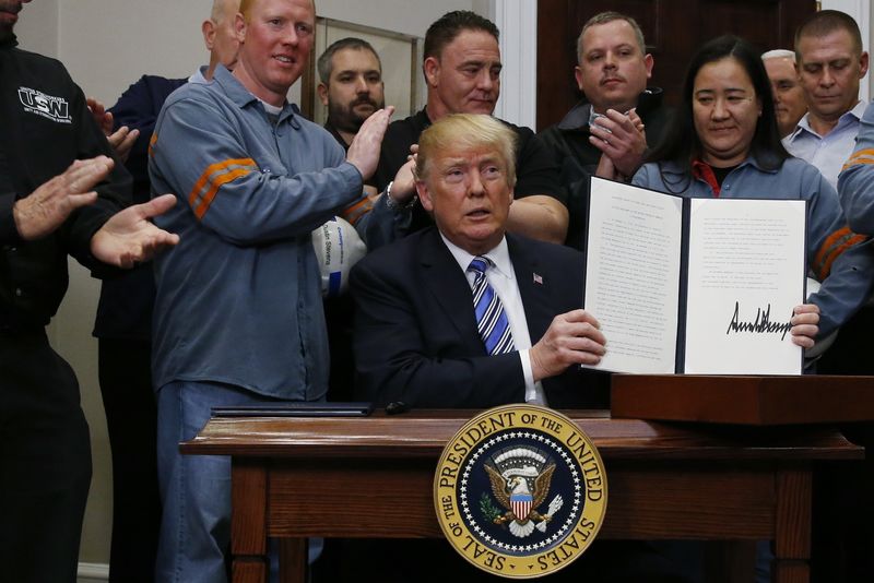 © Reuters. El presidente de Estados Unidos tras promulgar aranceles sobre las importaciones de acero y aluminio en un evento en Washington