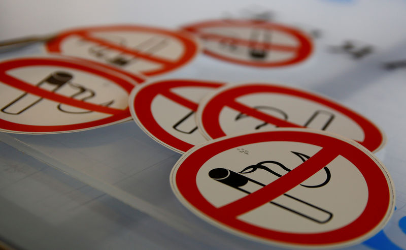 © Reuters. نصف مليون يوقعون على التماس لحظر التدخين في النمسا