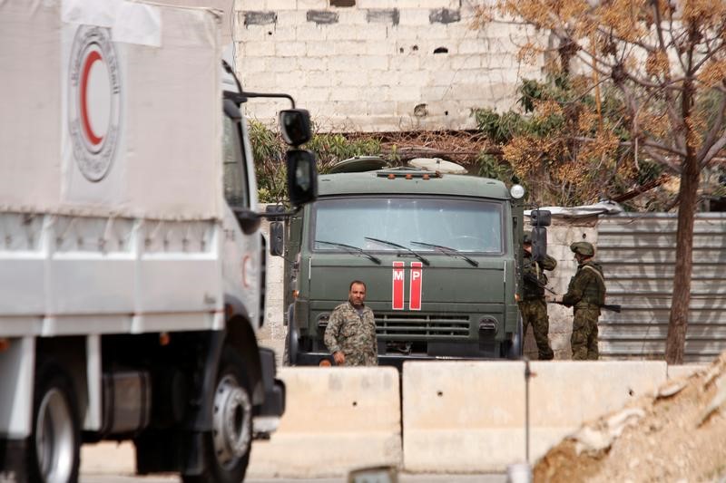 © Reuters. الصليب الأحمر: قافلة مساعدات عبرت خط الجبهة ودخلت الغوطة