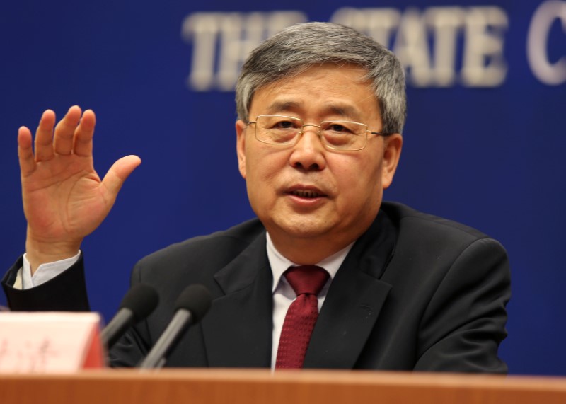 © Reuters. FILE PHOTO: Guo Shuqing, China's newly appointed banking regulator, attends a news conference ahead of China's parliament in Beijing